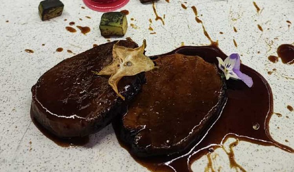 Corozo 'sour' y ron Dictador con posta negra, plátano en tentación. Foto: Cortesía