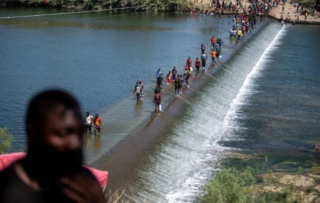 Migrantes de Haití esperan en el río Bravo para cruzar hacia Estados Unidos: Foto: EFE