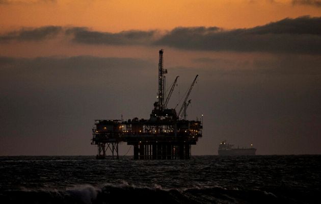 Los contratos de futuros del WTI para entrega en junio sumaba 0.18 dólares con respecto al cierre de la jornada previa. Foto: EFE