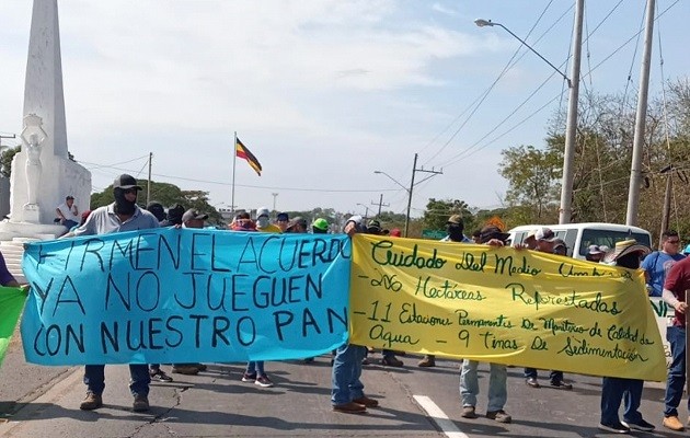  Los trabajadores mineros se manifestaron en el puente sobre el río La Villa. Foto: Thays Domínguez