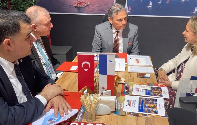 Ejecutivos de Camtur y Türsab durante  la firma del acuerdo. Foto: MIRE