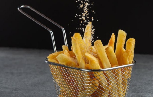 Al freír los alimentos, especialmente las papas, se forma un compuesto. Foto: Pexels