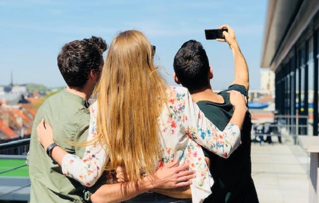 Los selfies no siempre son sinónimo de vanidad. Foto. Pexels