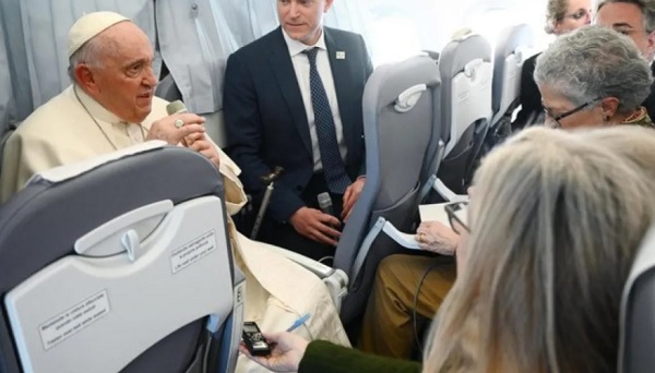 El papa en entrevista con periodistas a bordo del avión papal, tras su regreso al Vaticano de Hungría. Foto: EFE