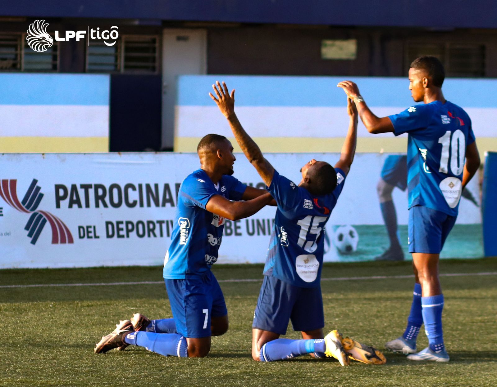 Árabe Unidos, festejó a lo grande el triunfo.