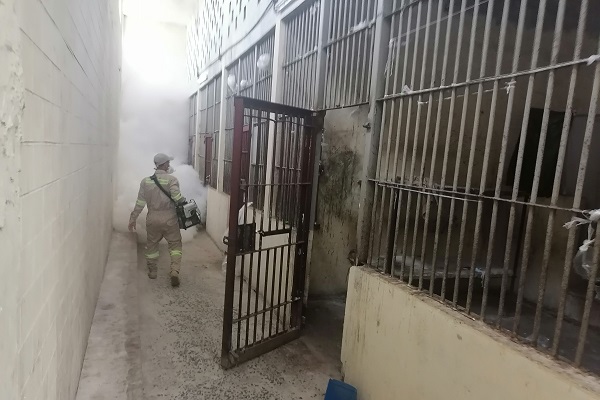 La fumigación se desarrolló en los pabellones superiores y de la planta baja dentro y fuera de las celdas para controlar la proliferación de los vectores. Foto. Diomedes Sánchez La fumigación se desarrolló en los pabellones superiores y de la planta baja dentro y fuera de las celdas para controlar la proliferación de los vectores. Foto. Diomedes Sánchez