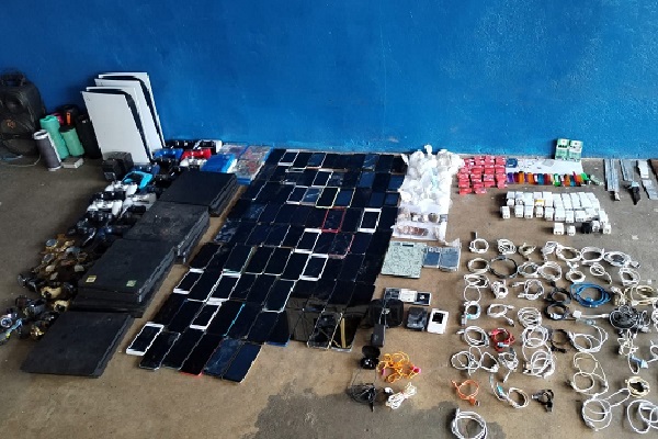 Encontraron tres routers, 25 relojes, 35 cabezotes para cargadores, 44 cables de USB, cuatro audífonos, 17 encendedores, tres baterías de celulares, 25 chips de celulares. Foto. Proteger y Servir Encontraron tres routers, 25 relojes, 35 cabezotes para cargadores, 44 cables de USB, cuatro audífonos, 17 encendedores, tres baterías de celulares, 25 chips de celulares. Foto. Proteger y Servir
