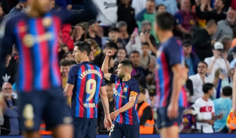 Jordi Alba (cent.)  festeja el gol del Barcelona. Foto: EFE