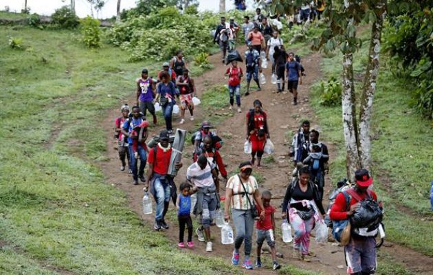 Migrantes haitianos en su camino hacia Panamá por el Tapón del Darién, en Acandi (Colombia). Foto: EFE