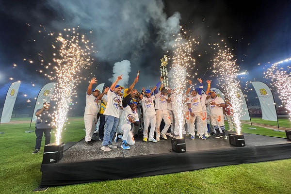 Jugadores de Colón festejan su título nacional mayor de béisbol. Foto: Fe