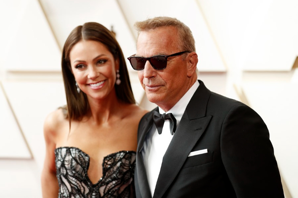 El actor estadounidense Kevin Costner y la exmodelo Christine Baumgartner. Foto: EFE / EPA / David Swanson