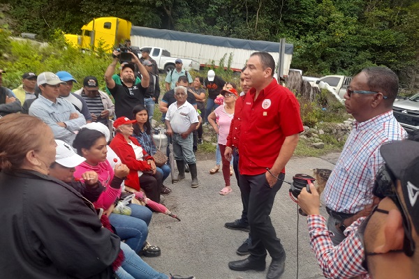 Las autoridades locales llegaron al área para dialogar con los manifestantes, pero estos exigen la presencia de los titulares del Miviot y del MOP. Foto. Cortesía