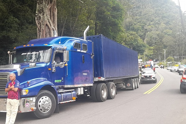 El cierre de los damnificados provocó un gran tranque vehicular. Foto. Cortesía