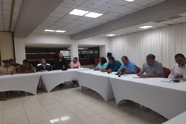 La reunión entre la comitiva gubernamental y un grupo de los damnificados por los huracanes Eta e Iota se lleva a cabo en el Hotel Bambito. Foto. Cortesía