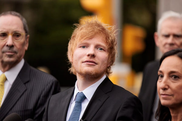 Ed Sheeran conversa con los periodistas junto a su equipo legal frente a un tribunal federal en Nueva York. Foto: EFE / Justin Lane