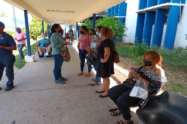 Las personas afectadas, en su mayoría damas adultas, informaron que tienen que esperar cuatro meses para obtener una cita. Foto. Melquíades Vásquez