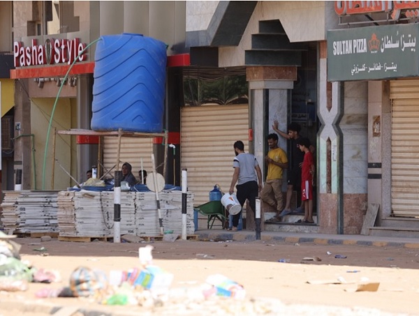 Sudaneses ante una tienda en Jartum, la capital del país. EFE