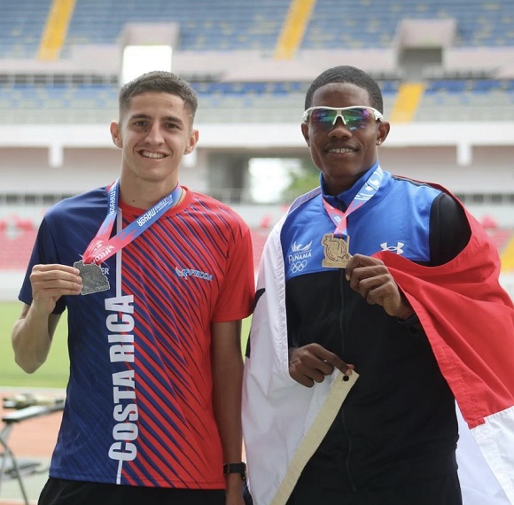 Chamar Chambers (derrecha) en el podium con su medalla de oro.