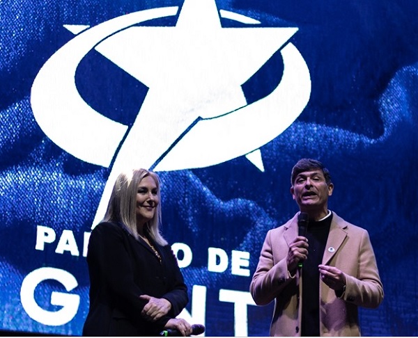 El excandidato presidencial Franco Parisi y la diputada Pamela Jiles participan en el cierre de campaña del Partido de la Gente para la constituyente. Foto: EFE