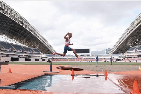 Didier Rodríguez, durante la prueba de los 3000 metros con obstáculos. Foto Cortesía