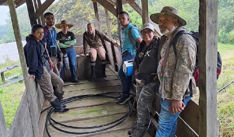 La profesora Olga Samaniego y su equipo de trabajo durante las jornadas de trabajo de campo de este proyecto. Cortesía