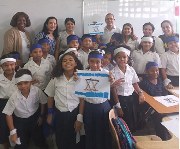 Estudiantes comparten con el embajador israelí, Itai Bardov. Foto: Cortesía Embajada de Israel