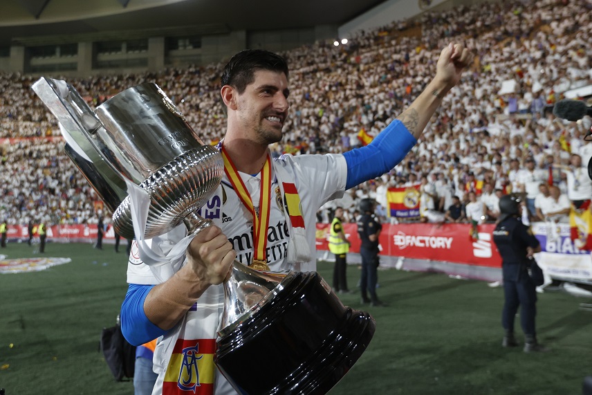 El portero del equipo blanco pasea el trofeo.