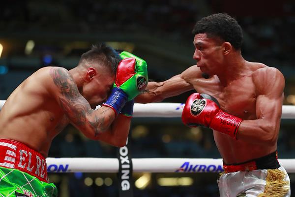 El panameño Ronal 'Gallito' Batista (der.) conecta al mexicano 'Rey' Martínez. Foto: EFE