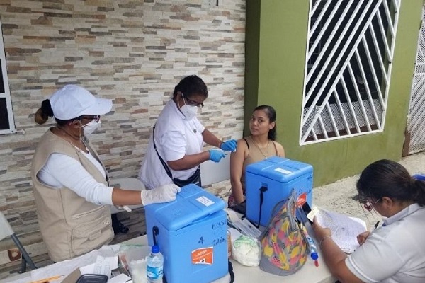 En esta campaña de inmunización también participaron las enfermeras de la Región de salud de Colón. Foto. Diomedes Sánchez