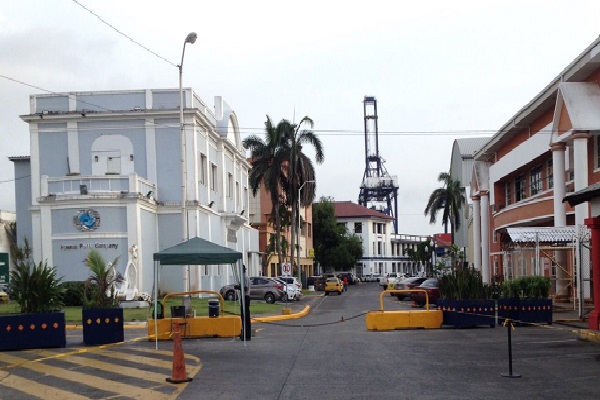 Cabe destacar que esta empresa ha cerrado calles en otros puntos, impidiendo la libre circulación. Foto. Diomedes Sánchez