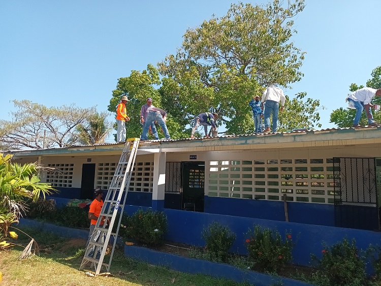 Unaa una cuadrilla de padres de familia intentan resolver el problema para poder regresar a clases. Foto: Melqluiades Vásquez 