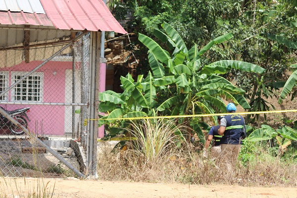 Personal de la fiscalía de Homicidio y Femicidio del Ministerio Público (MP) en esta provincia inició las investigaciones por este hecho de sangre. Foto. Eric Montenegro