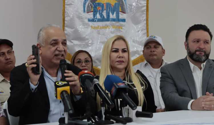 La denuncia de la práctica de espionaje la realizaron directivos de RM en una conferencia de prensa. Víctor Arosemena