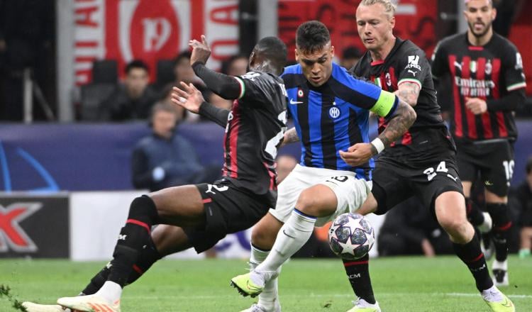 Lautaro Marínez (cent.) del Inter disputa el balón contra los defensas Fikayo Tomori (izq) y Simon Kjaer del AC Milan. EFE