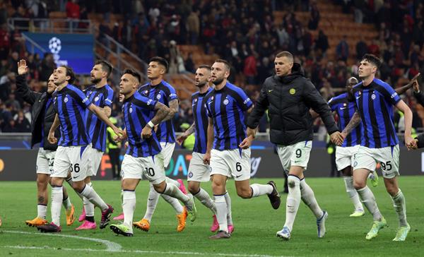 Inter de Milan festejan el triunfo ante el AC Milan. Foto: EFE