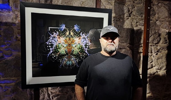 Frank Ferrer junto a una de sus obras. Foto: Cortesía