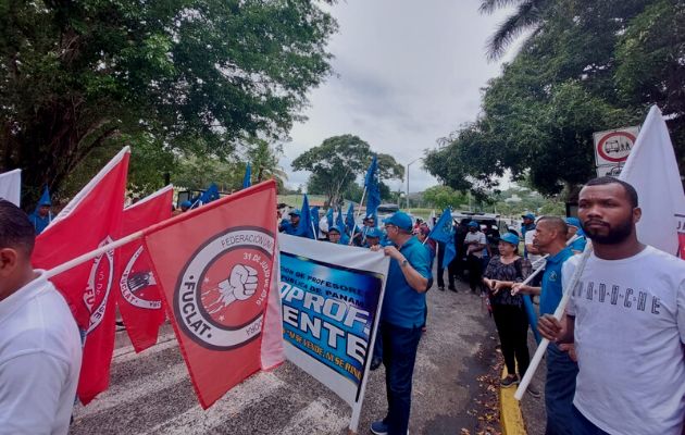 Docentes lanzan advertencia a las autoridades con piquete. Foto: Víctor Arosemena