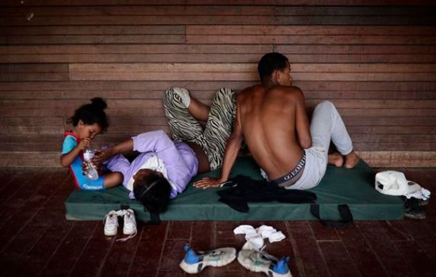 Una familia de migrantes venezolanos descansa en un albergue temporal tras cruzar la selva del Darién. Foto: EFE