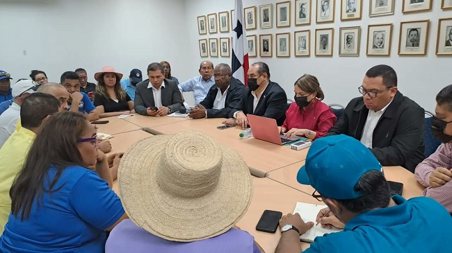 El viernes, el otro frente de los educadores, se reunió con las autoridades, de donde salió la reunión del próximo viernes. Foto: Cortesía AEVE