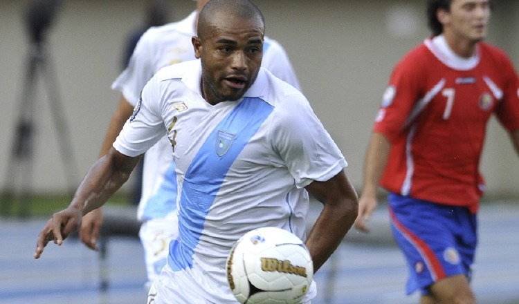 Jugador de Guatemala, Yony Flores avanzando con el balón ante Costa Rica, el 16 de enero de 2011. EFE