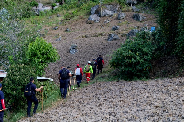 En el área se mantiene personal de la Fuerza Tarea Conjunta (FTC) en vigilancia y monitoreo de los puntos de donde aún emana humo. Foto. José Vásquez