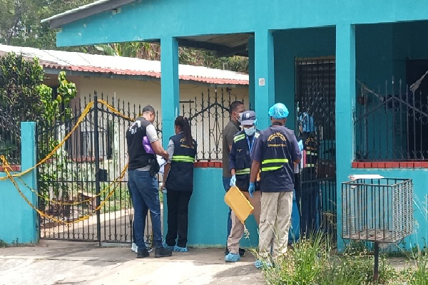 El hecho de sangre se registró en una de las residencias de la Barriada San Gabriel, en el distrito de Arraiján. Foto. Eric Montenegro