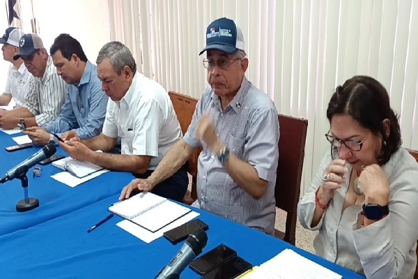 La reunión fue entre los gobernadores y el ministro del Mida, Augusto Valderrama, para tratar el tema de la extensa sequía, las afectaciones y las acciones a seguir. Foto. Melquíades Vásquez