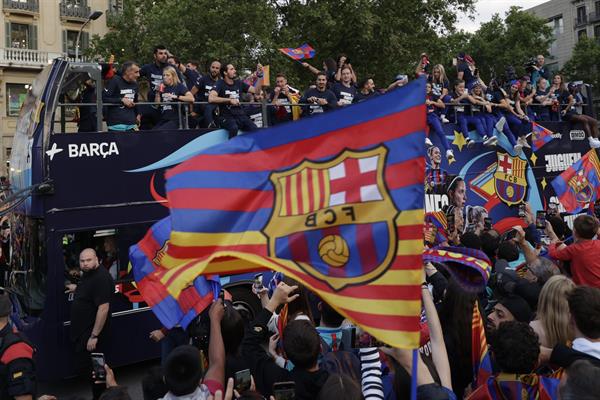 Jugadores y jugadoras del Barcelona festejan sus respectivos títulos. Foto: EFE