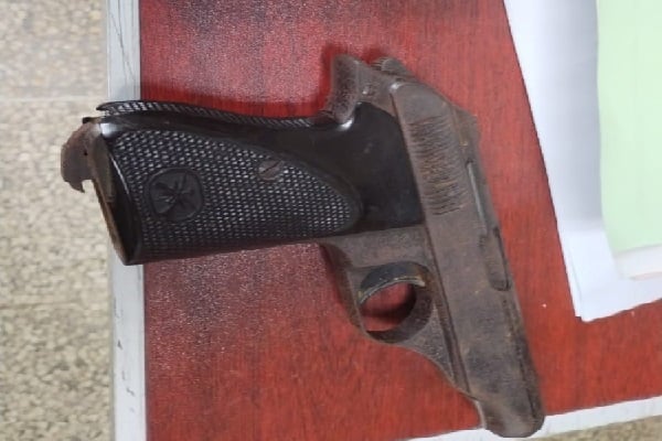 Las autoridades determinaron que el arma encontrada en la maleta escolar del estudiante era una 380 con siete municiones vivas. Foto. Archivo