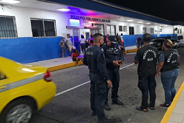 Las autoridades recaban informes sobre lo ocurrido en el sector de Villa Catalina, Sector B. Foto. Diomedes Sánchez