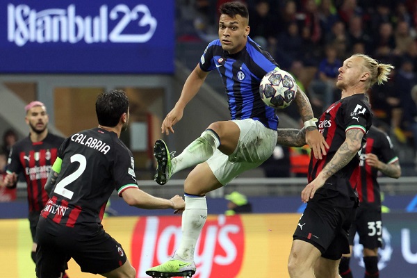 Lautaro MartÍnez del Inter (cent) es marcado por Davide Calabria (izq.) y Simon Kjaer. Foto:EFE