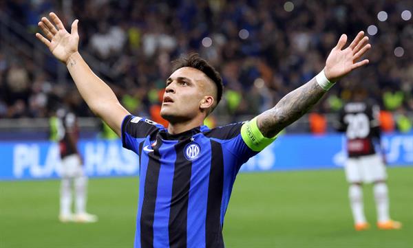 Lautaro Martínez del Inter festeja su gol ante el AC Milan en el juego de vuelta de las semifinales de la Champions. Foto.EFE 