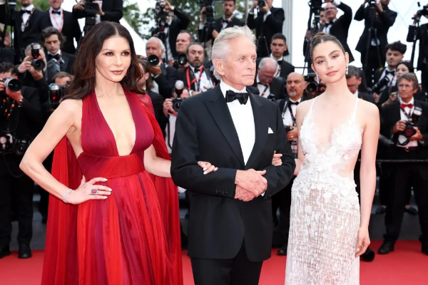 Catherine Zeta-Jones, Michael Douglas y Carys Zeta Douglas llegan al Festival de Cine de Cannes. Foto: EFE / EPA / Mohammed Badra