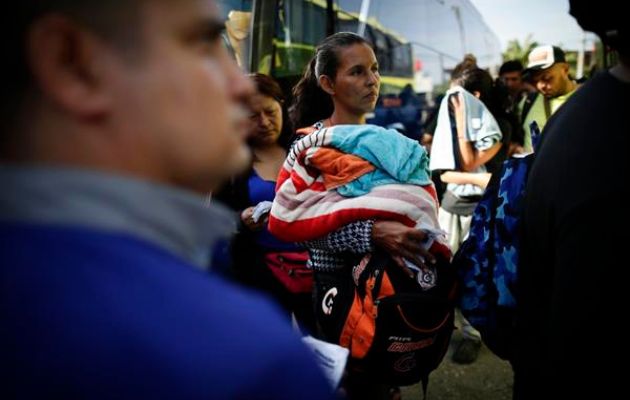 Migrantes venezolanos esperan su traslado en bus hacia Nicaragua en Paso Canoas, población fronteriza entre Panamá y Costa Rica. Foto: EFE